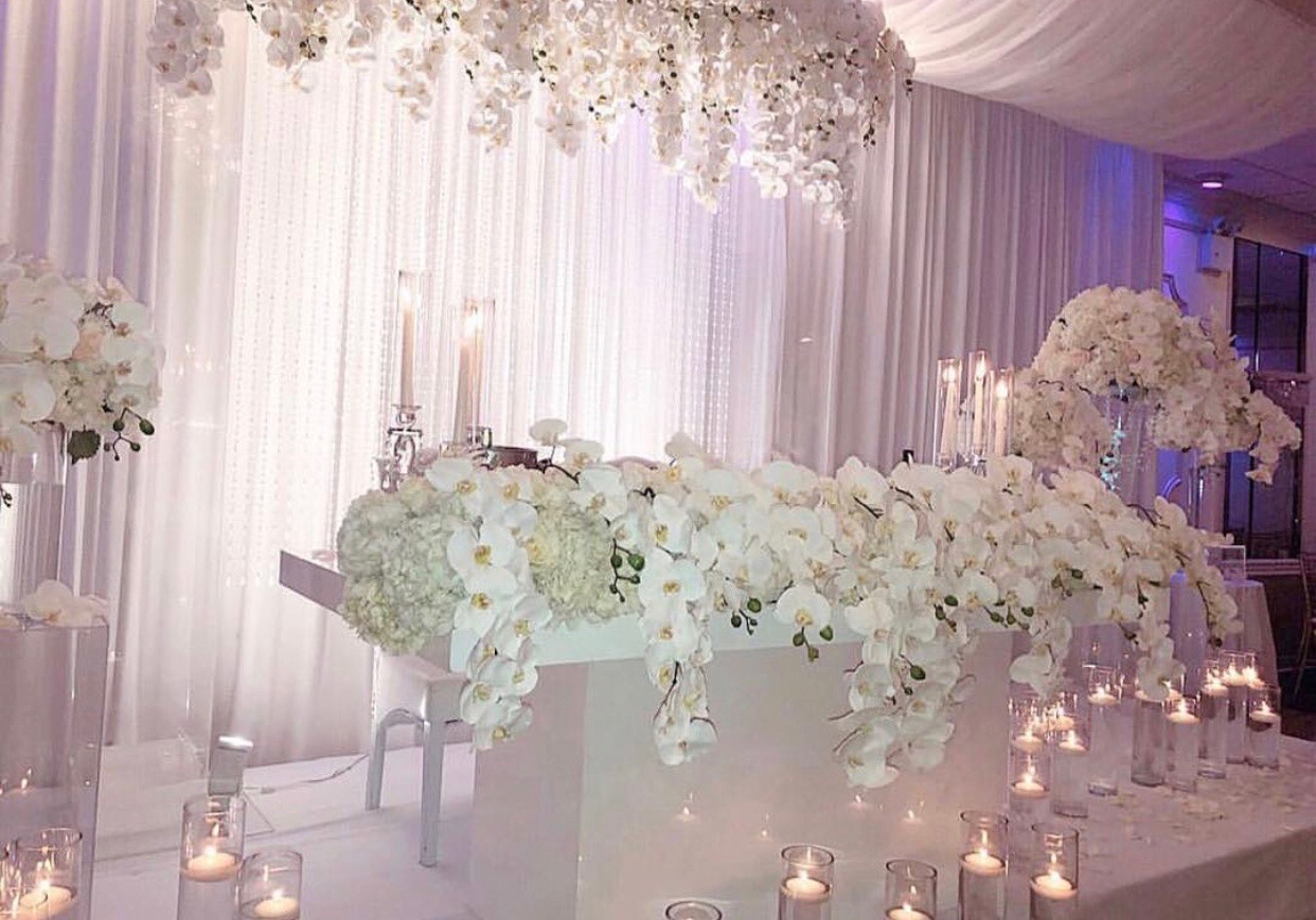 mladenacki sto - elegantna dekoracja mladenackog stola - bele ruže i hortenzije - setovi sveca IMG-8066