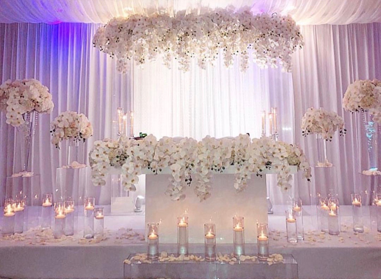 mladenacki sto - elegantna dekoracja mladenackog stola - bele ruže i hortenzije - setovi sveca IMG-8067