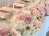 cvetni venac od ruza i hortenzija za dekoraciju mladenackog stola
