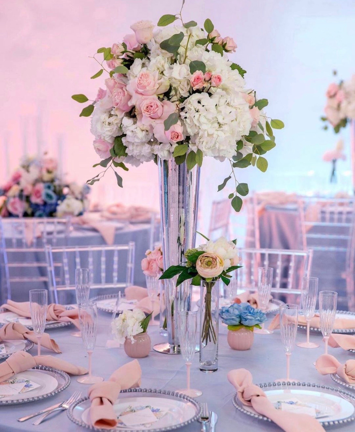 dekoracija vencanja - dekoracija stola za goste - dekoracija restorana -roze salvete - srebrni stolnjaci - providni tanjiri - IMG-5567