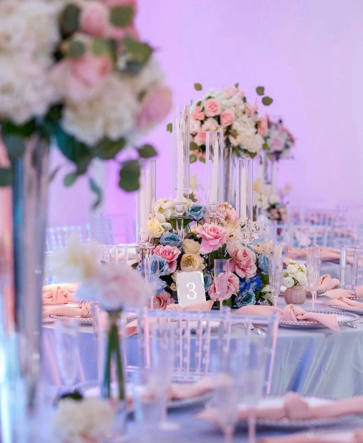 dekoracija vencanja - dekoracija stola za goste - dekoracija restorana -roze salvete - srebrni stolnjaci - providni tanjiri  IMG-5568