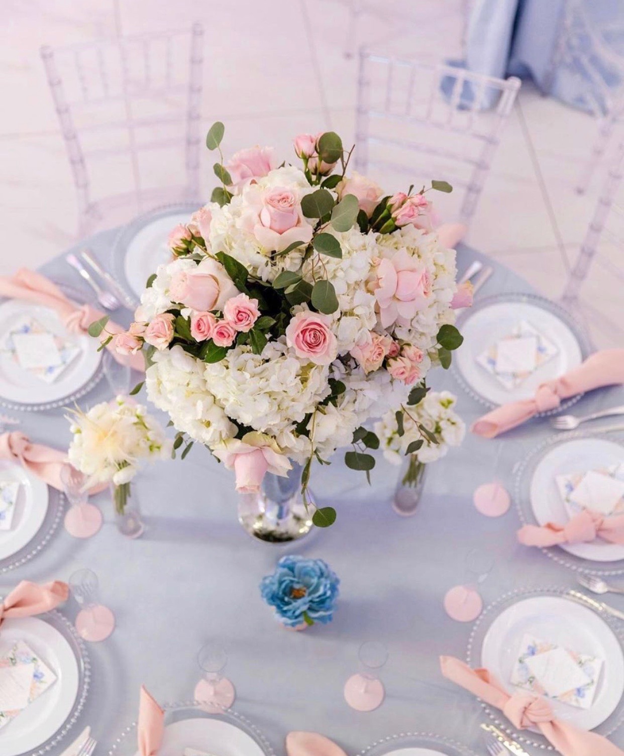 dekoracija vencanja - dekoracija stola za goste - dekoracija restorana -roze salvete - srebrni stolnjaci - providni tanjiri  IMG-5569
