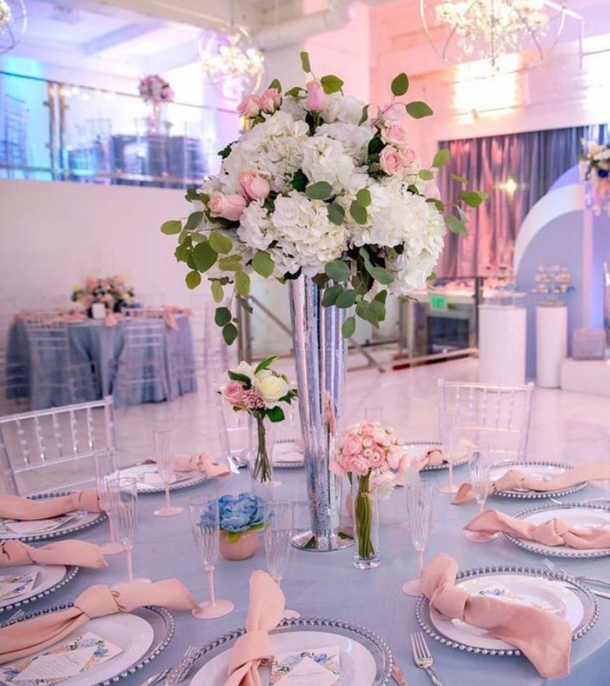 dekoracija vencanja - dekoracija stola za goste - dekoracija restorana -roze salvete - srebrni stolnjaci - providni tanjiri  IMG-5570