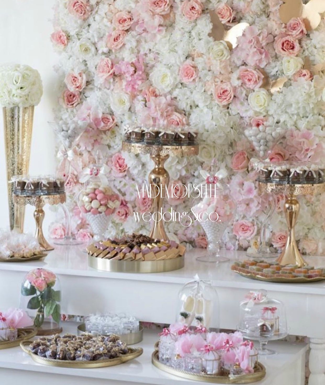 IMG_E4502-slatki sto-dekoracija slatkog stola-roze beli cvetni zid od ruza-cupecakes-kolacici za slatki sto-dekoracija rodjendana-dekoracija vencanja