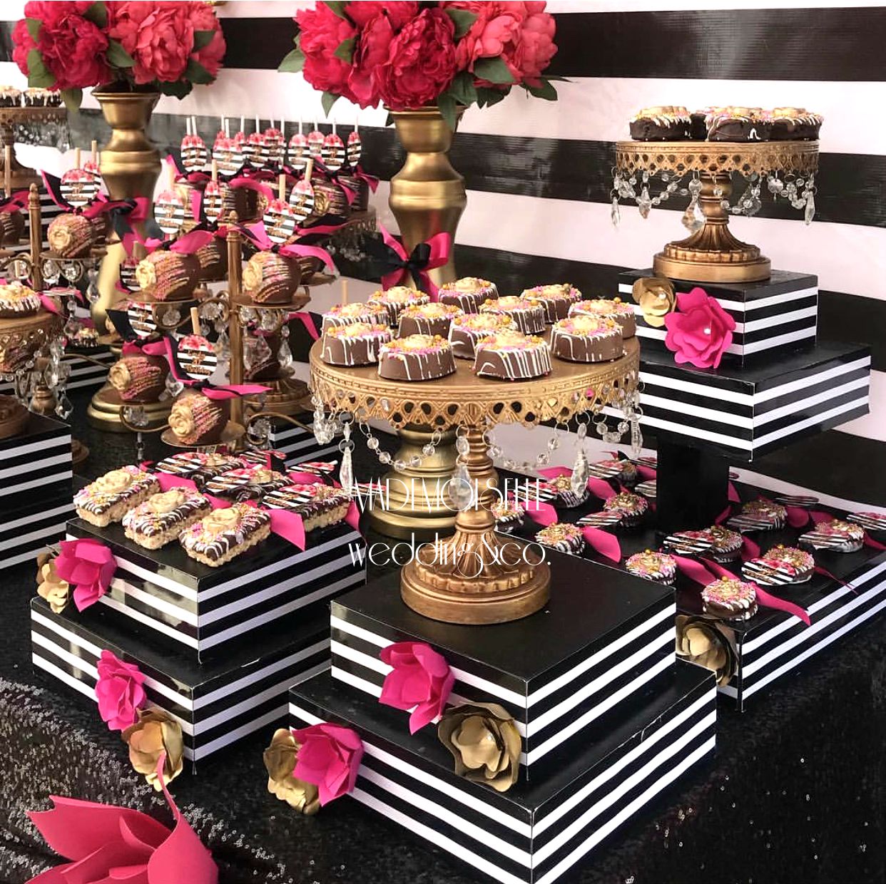 IMG_E4509-slatki sto-crno pink slatki sto-crno bele pruge-crno zlatna dekoracija slatkog stola-dekoracija rodjendana
