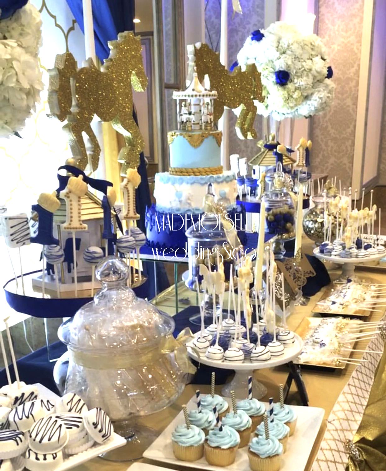 IMG_E4544-slatki sto-dekoracija rodjendana-konjici-cupecakes-dekoracija za krstenje-kolacici-plavo zlatna dekoracija slatkog stola
