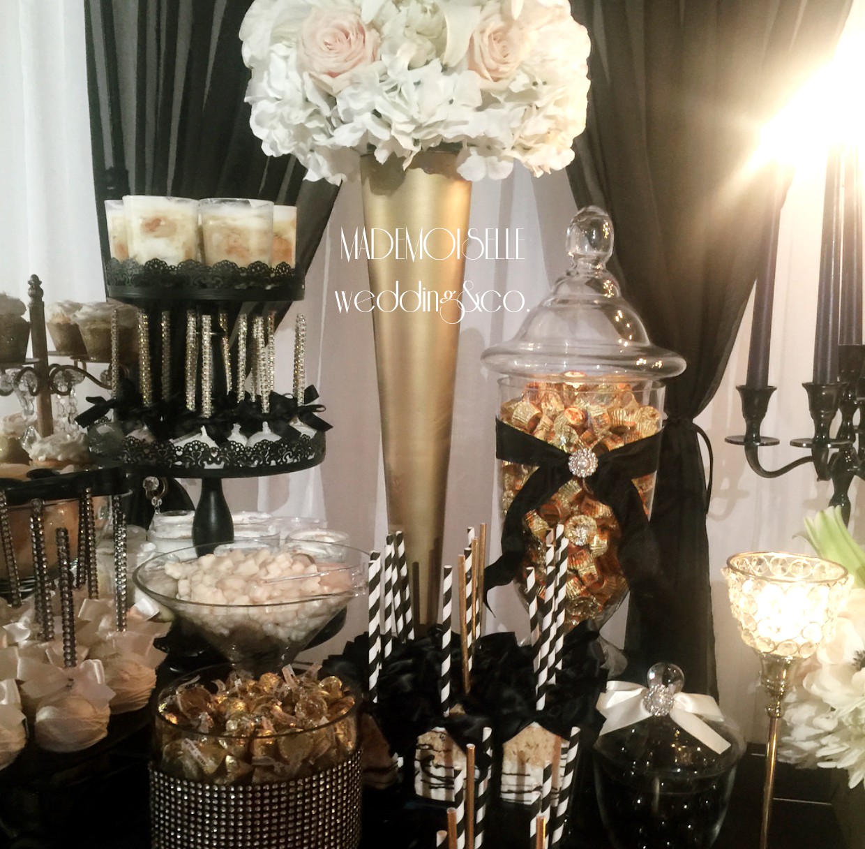 Slatki sto-dekoracija za slatki sto-dekoracija slatkog stola-kolaci-cupecakes-crno zlatna dekoracija slatkog stola-muffins-cakepops-dekoracija krstenja-radujevac-negotin