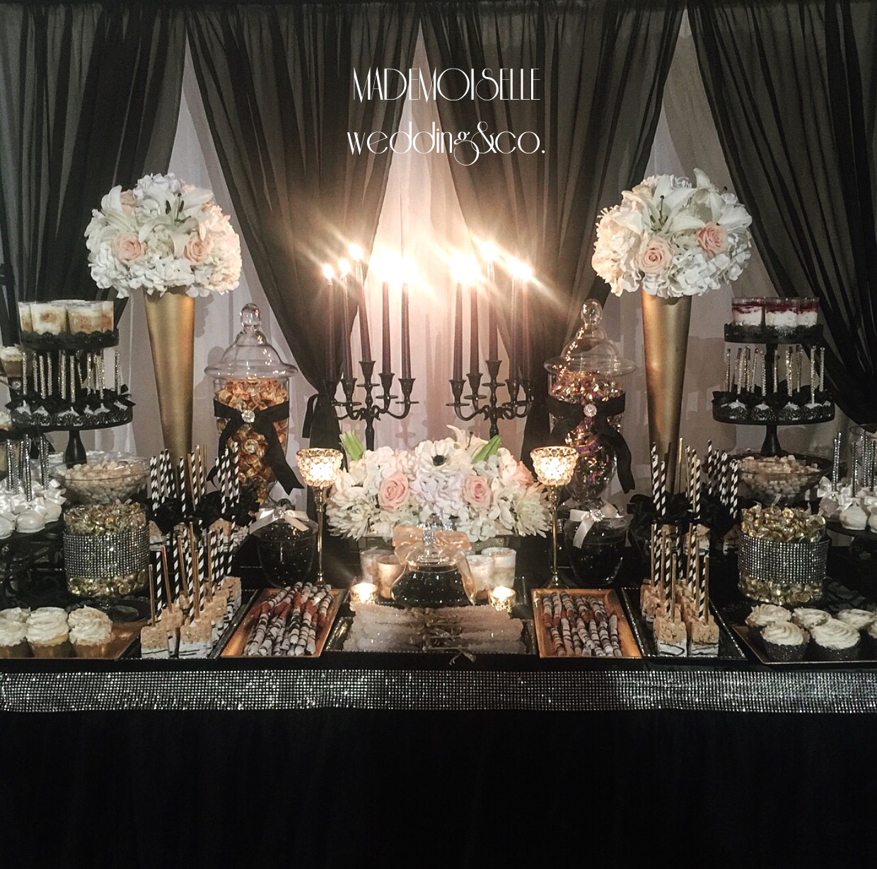 Slatki sto-dekoracija za slatki sto-dekoracija slatkog stola-kolaci-cupecakes-crno zlatna dekoracija slatkog stola-muffins-cakepops