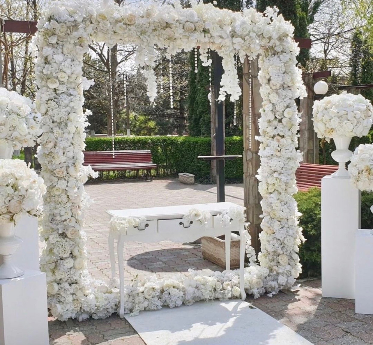 dekoracija svadbenog oltara - dekor dela za vencanje - luskuzna dekoracija vencanja - belo cvece - pozadina za vencanje - pozadina za fotografisanje IMG-8088