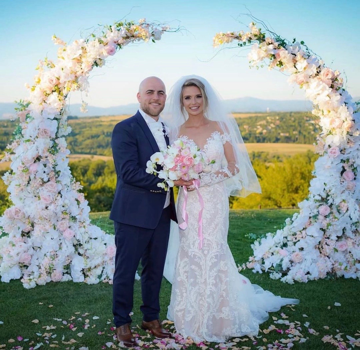 dekoracija svadbenog oltara - dekor dela za vencanje - luskuzna dekoracija vencanja - belo i roze cvece - pozadina za vencanje - pozadina za fotografisanje IMG-8089