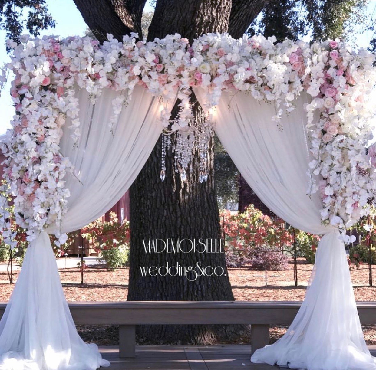 dekoracija svadbenog oltara - dekor dela za vencanje - luskuzna dekoracija vencanja - belo i roze cvece - pozadina za vencanje - pozadina za fotografisanje - draperija IMG-8099