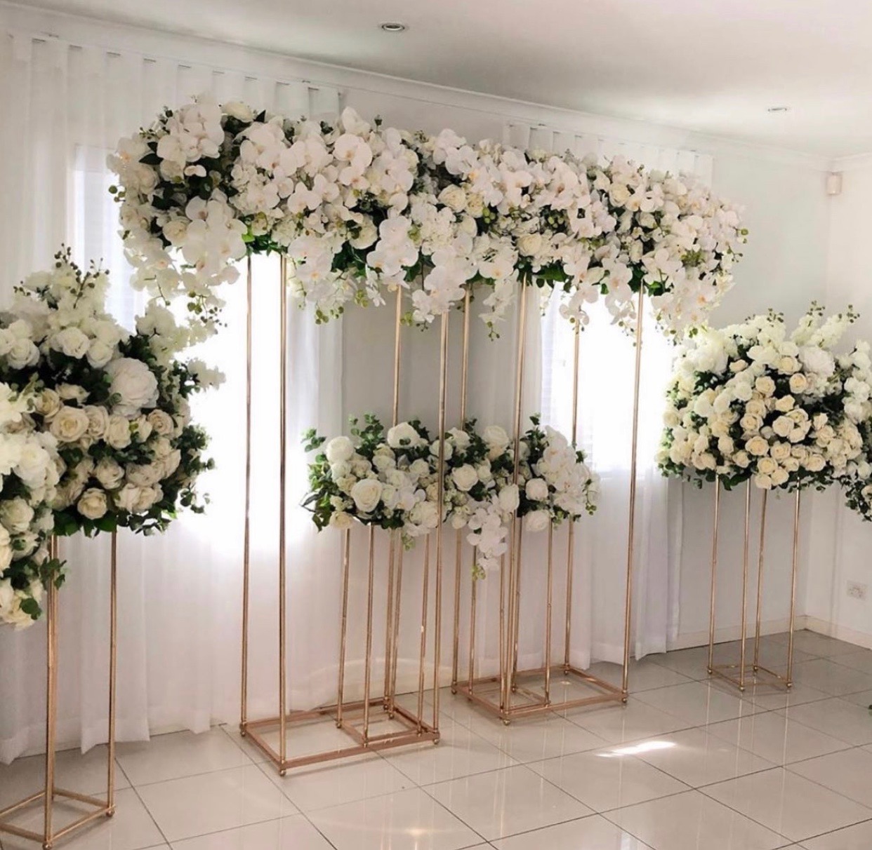 fotozona - pozadine za slikanje - pozadine za vencanje - dekor dela za slikanje sa gostima  - zelenilo i bele ružeIMG-8095