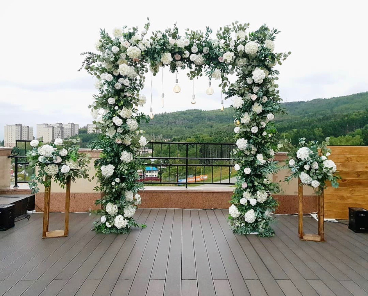 fotozona - pozadine za slikanje - pozadine za vencanje - dekor dela za vencanje - zelenilo i bele ruže IMG-8105