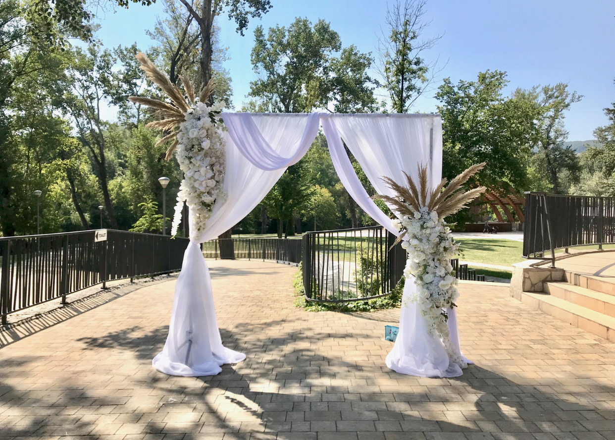 fotozona - pozadine za slikanje - pozadine za vencanje - dekor dela za vencanje - zelenilo i bele ruže - pampas IMG-8121
