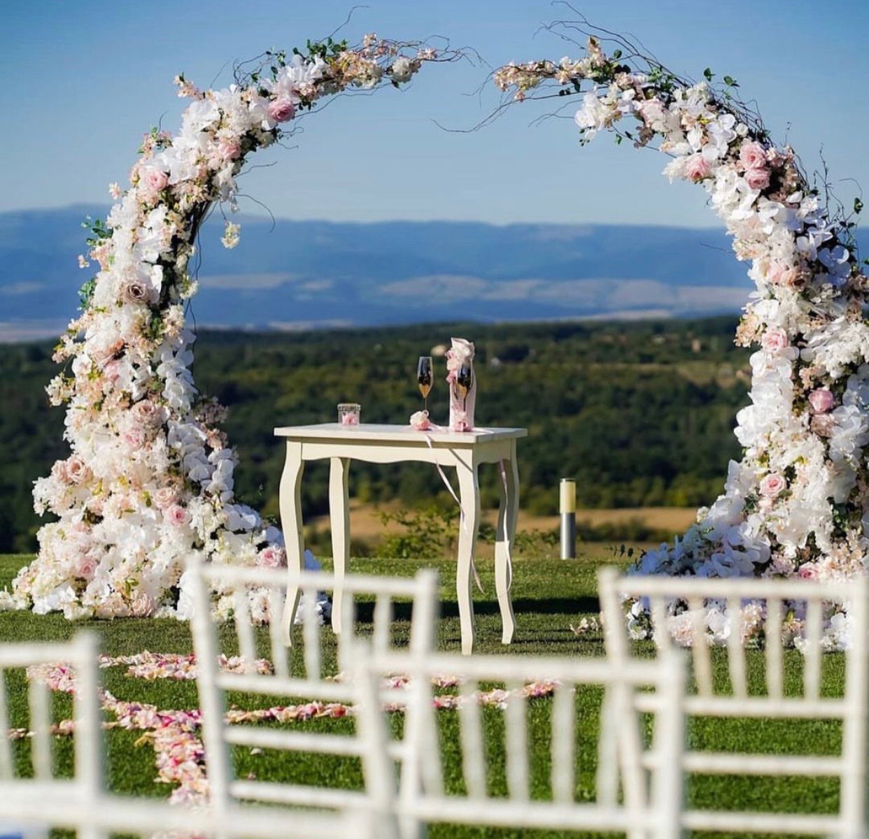 oltar za vencanje - dekoracija oltara - tifani stolice - bela staza - cvetna dekoracija IMG-8090